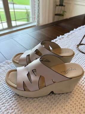 New - NakedFeet Brio White Leather Wedge Sandals